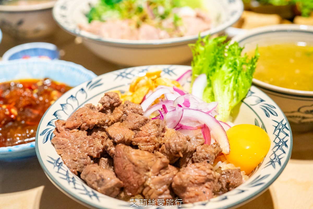 桃園美食 排隊必吃 牛山牛肉麵 燒肉飯 每日只賣5小時 湯頭熬煮10小時以上 頂級夢美人米 日本ANA頭等艙的指定米 炭火燒烤菲力牛 真的太美味！