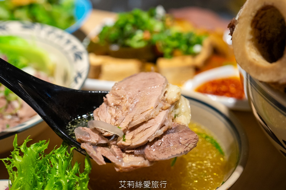 桃園美食 排隊必吃 牛山牛肉麵 燒肉飯 每日只賣5小時 湯頭熬煮10小時以上 頂級夢美人米 日本ANA頭等艙的指定米 炭火燒烤菲力牛 真的太美味！