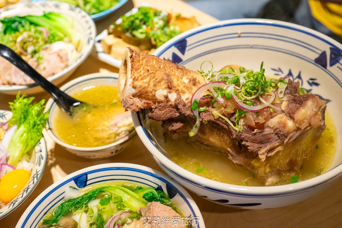 桃園美食 排隊必吃 牛山牛肉麵 燒肉飯 每日只賣5小時 湯頭熬煮10小時以上 頂級夢美人米 日本ANA頭等艙的指定米 炭火燒烤菲力牛 真的太美味！