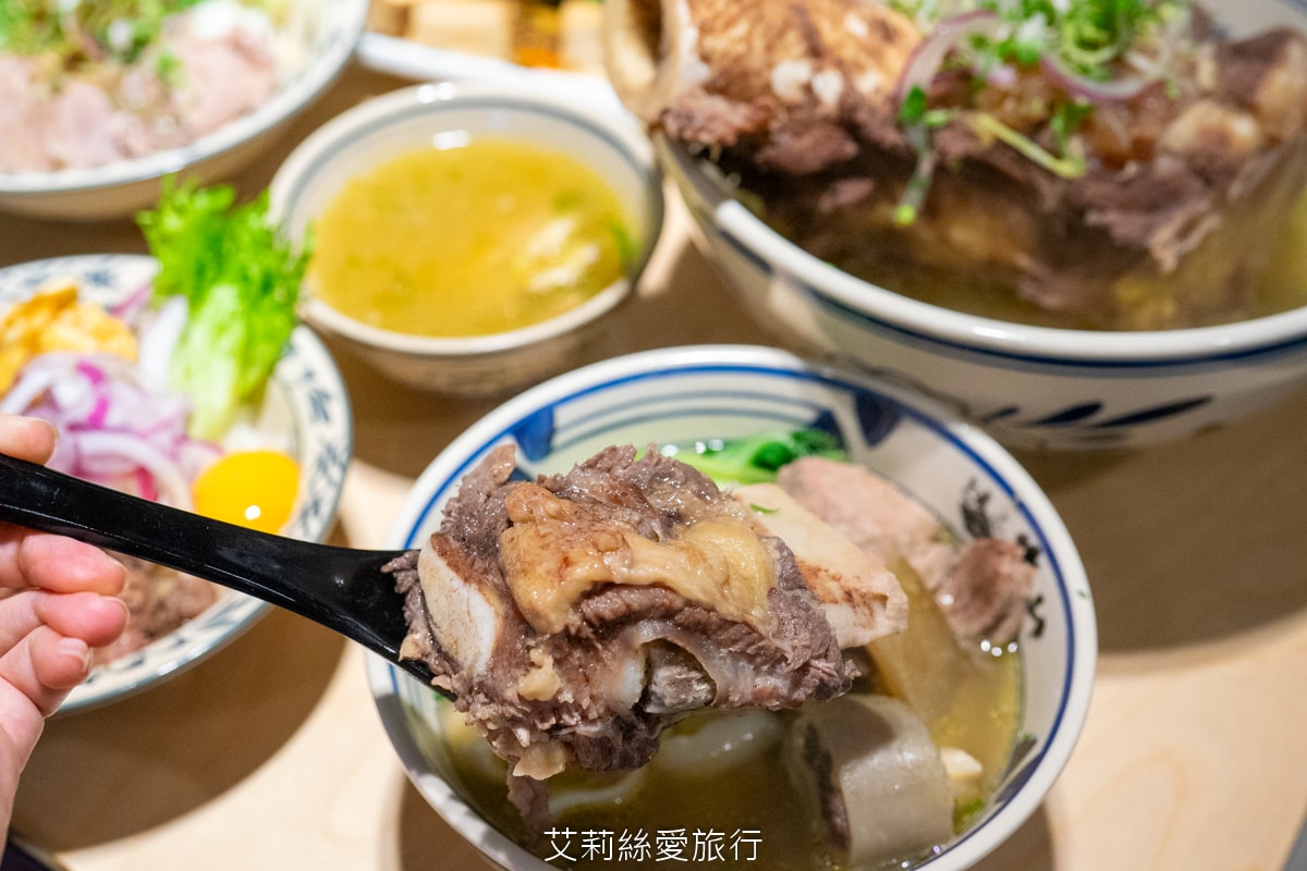 桃園美食 排隊必吃 牛山牛肉麵 燒肉飯 每日只賣5小時 湯頭熬煮10小時以上 頂級夢美人米 日本ANA頭等艙的指定米 炭火燒烤菲力牛 真的太美味！