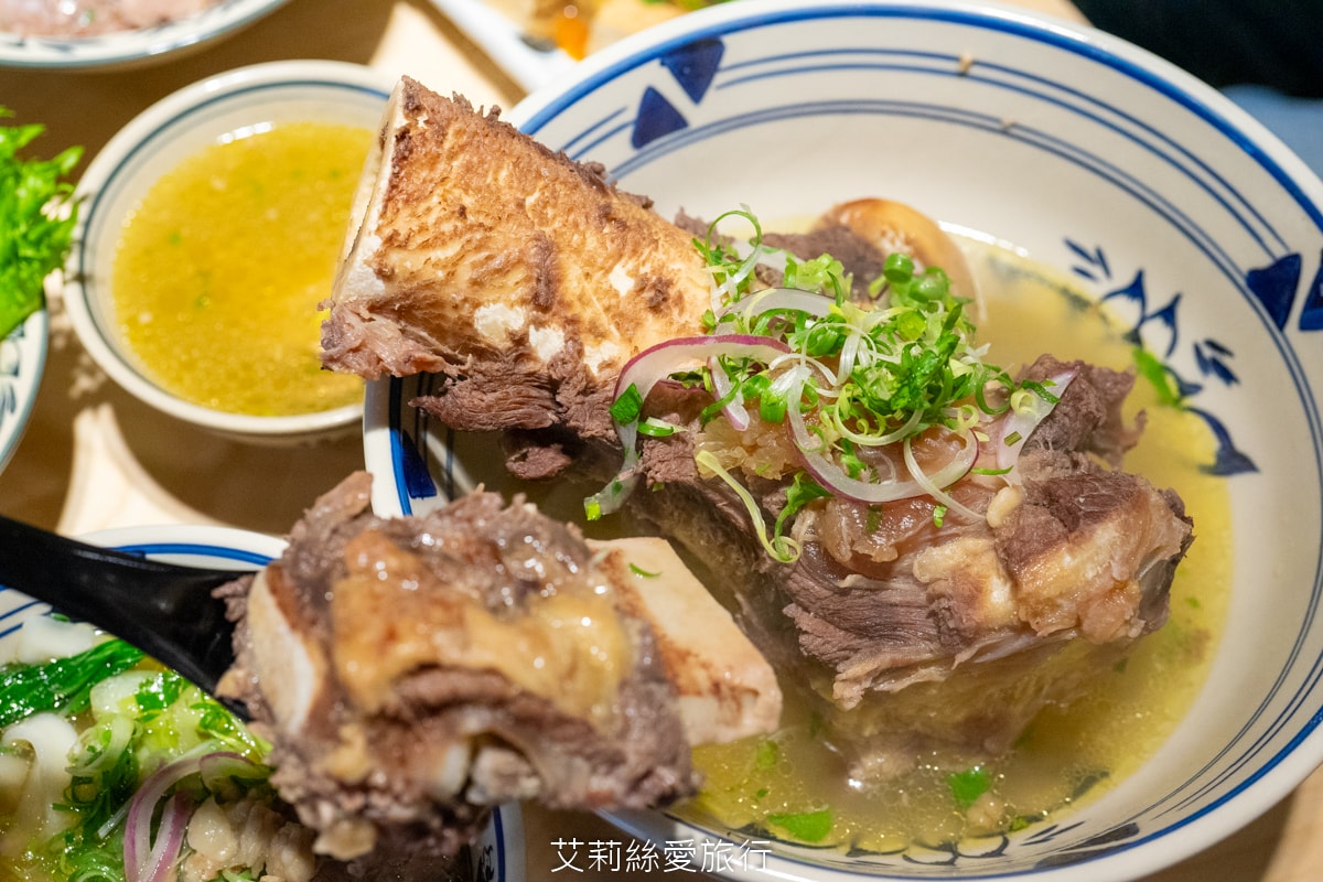 桃園美食 排隊必吃 牛山牛肉麵 燒肉飯 每日只賣5小時 湯頭熬煮10小時以上 頂級夢美人米 日本ANA頭等艙的指定米 炭火燒烤菲力牛 真的太美味！