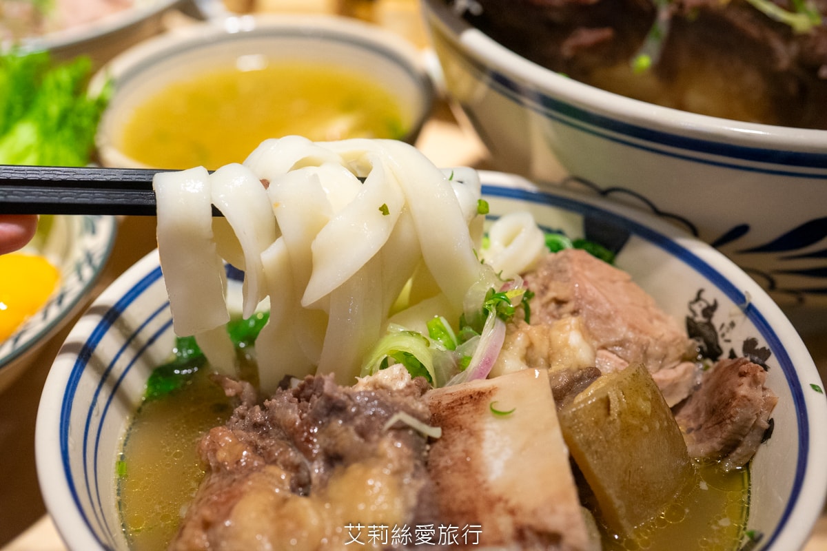 桃園美食 排隊必吃 牛山牛肉麵 燒肉飯 每日只賣5小時 湯頭熬煮10小時以上 頂級夢美人米 日本ANA頭等艙的指定米 炭火燒烤菲力牛 真的太美味！