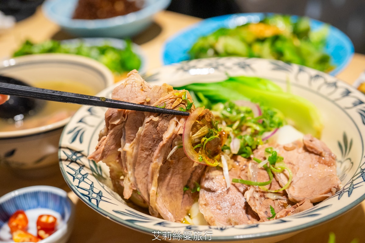 桃園美食 排隊必吃 牛山牛肉麵 燒肉飯 每日只賣5小時 湯頭熬煮10小時以上 頂級夢美人米 日本ANA頭等艙的指定米 炭火燒烤菲力牛 真的太美味！