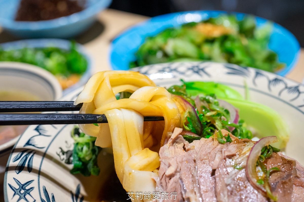 桃園美食 排隊必吃 牛山牛肉麵 燒肉飯 每日只賣5小時 湯頭熬煮10小時以上 頂級夢美人米 日本ANA頭等艙的指定米 炭火燒烤菲力牛 真的太美味！