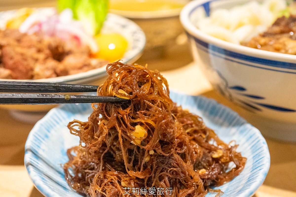 桃園美食 排隊必吃 牛山牛肉麵 燒肉飯 每日只賣5小時 湯頭熬煮10小時以上 頂級夢美人米 日本ANA頭等艙的指定米 炭火燒烤菲力牛 真的太美味！
