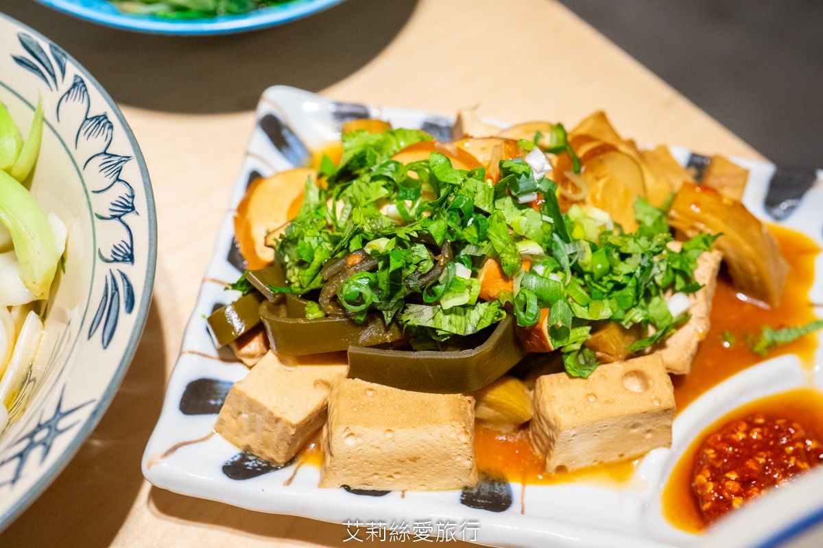 桃園美食 排隊必吃 牛山牛肉麵 燒肉飯 每日只賣5小時 湯頭熬煮10小時以上 頂級夢美人米 日本ANA頭等艙的指定米 炭火燒烤菲力牛 真的太美味！