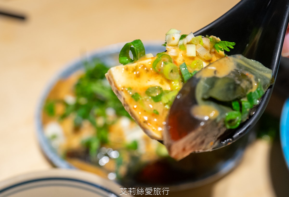 桃園美食 排隊必吃 牛山牛肉麵 燒肉飯 每日只賣5小時 湯頭熬煮10小時以上 頂級夢美人米 日本ANA頭等艙的指定米 炭火燒烤菲力牛 真的太美味！