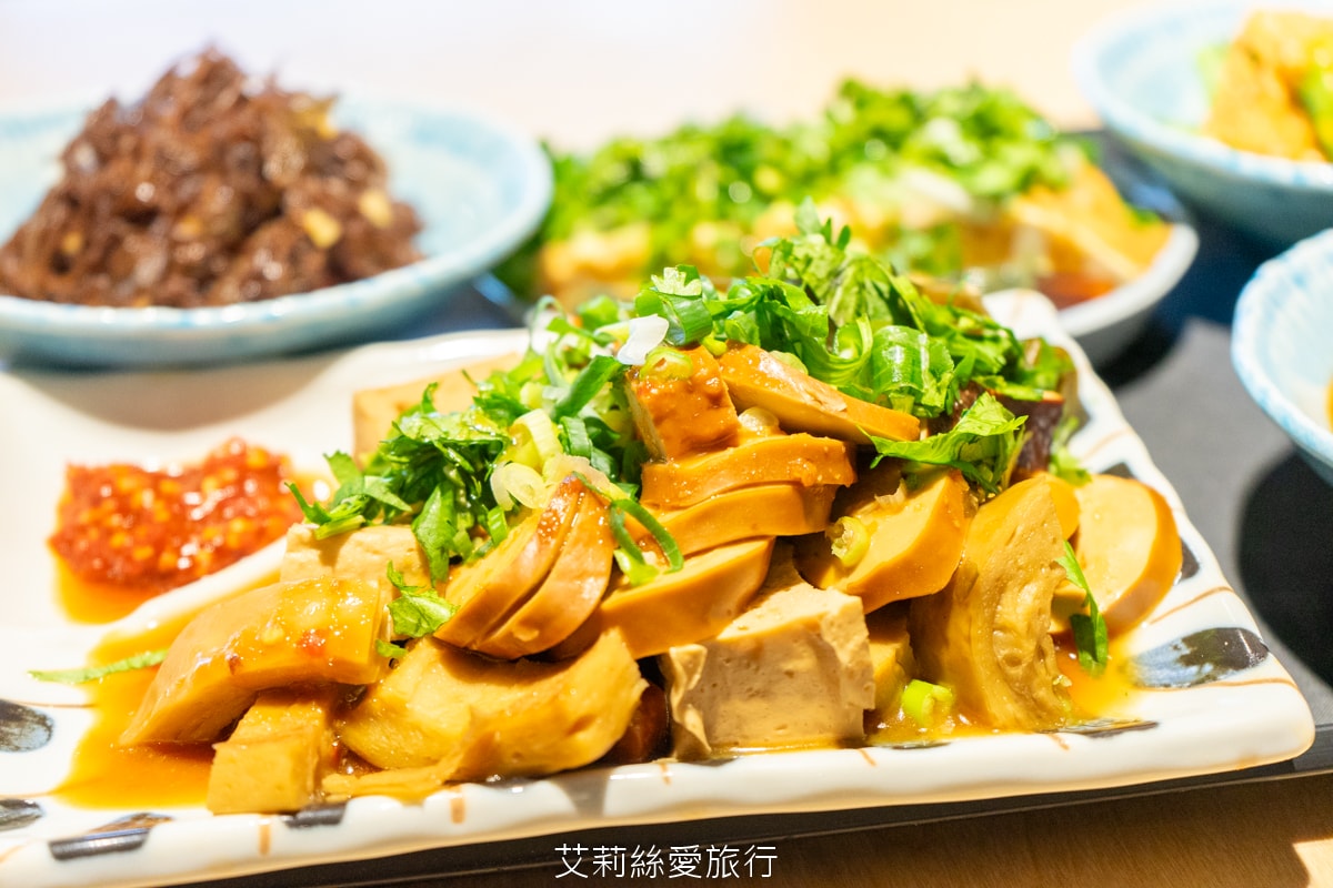 桃園美食 排隊必吃 牛山牛肉麵 燒肉飯 每日只賣5小時 湯頭熬煮10小時以上 頂級夢美人米 日本ANA頭等艙的指定米 炭火燒烤菲力牛 真的太美味！