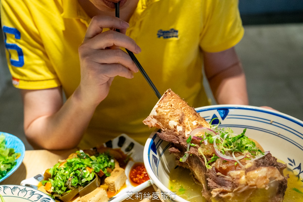 桃園美食 排隊必吃 牛山牛肉麵 燒肉飯 每日只賣5小時 湯頭熬煮10小時以上 頂級夢美人米 日本ANA頭等艙的指定米 炭火燒烤菲力牛 真的太美味！