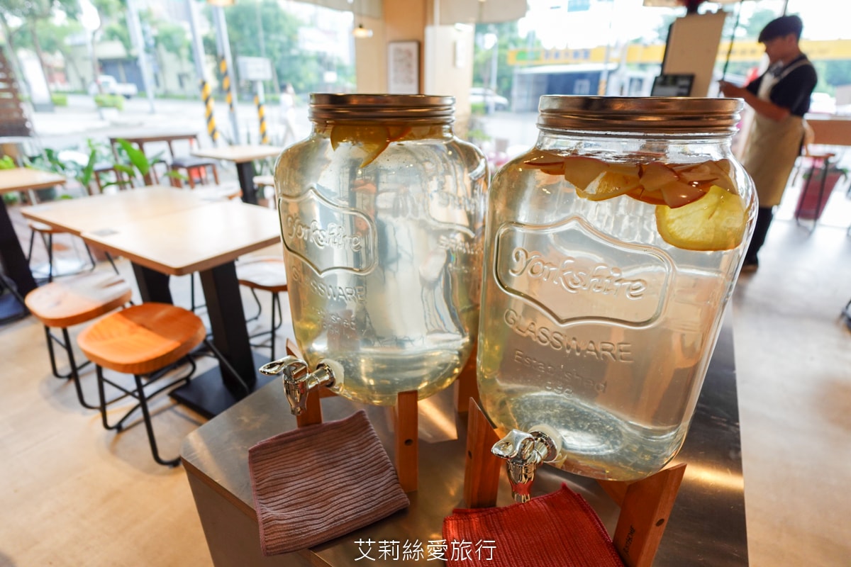 桃園美食 排隊必吃 牛山牛肉麵 燒肉飯 每日只賣5小時 湯頭熬煮10小時以上 頂級夢美人米 日本ANA頭等艙的指定米 炭火燒烤菲力牛 真的太美味！