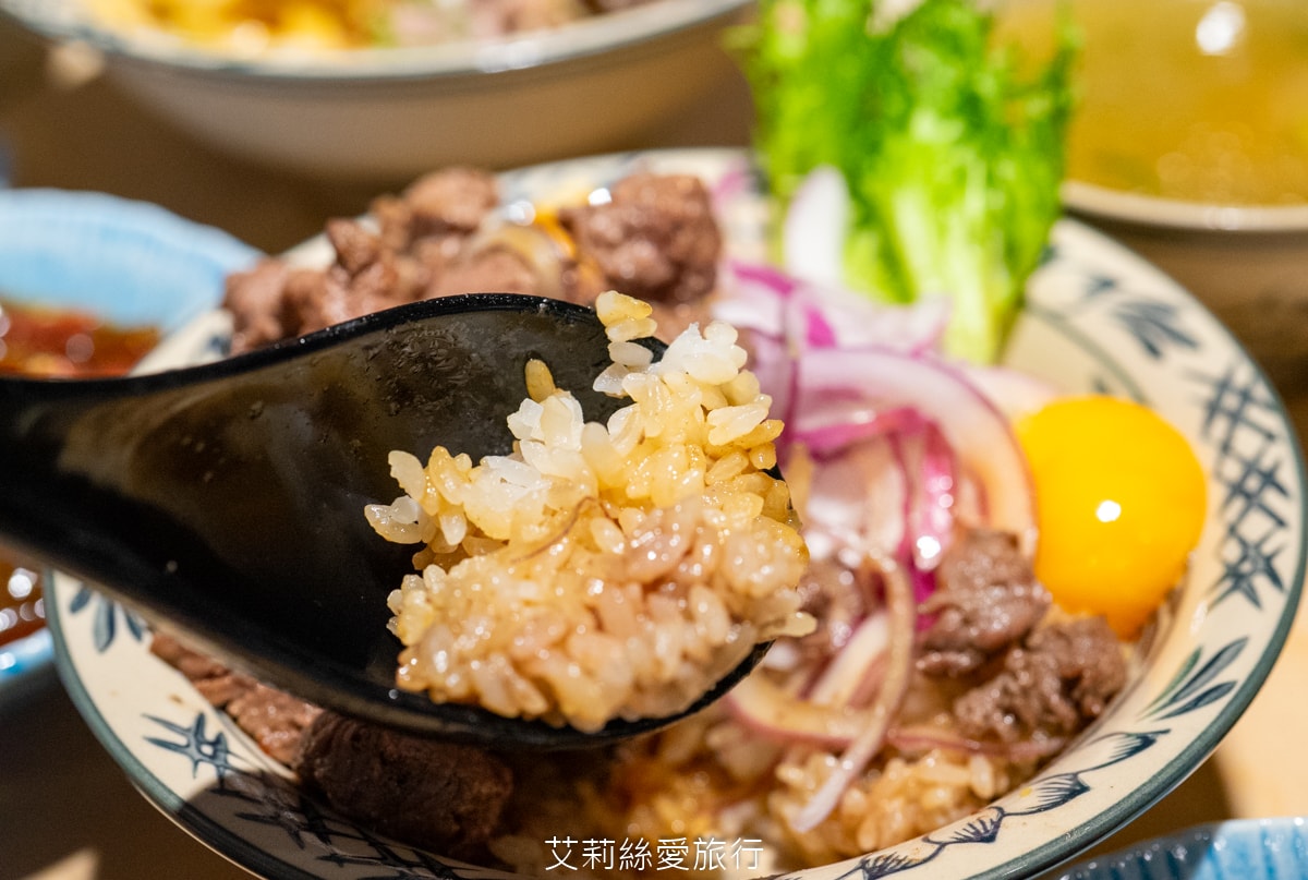 桃園美食 排隊必吃 牛山牛肉麵 燒肉飯 每日只賣5小時 湯頭熬煮10小時以上 頂級夢美人米 日本ANA頭等艙的指定米 炭火燒烤菲力牛 真的太美味！
