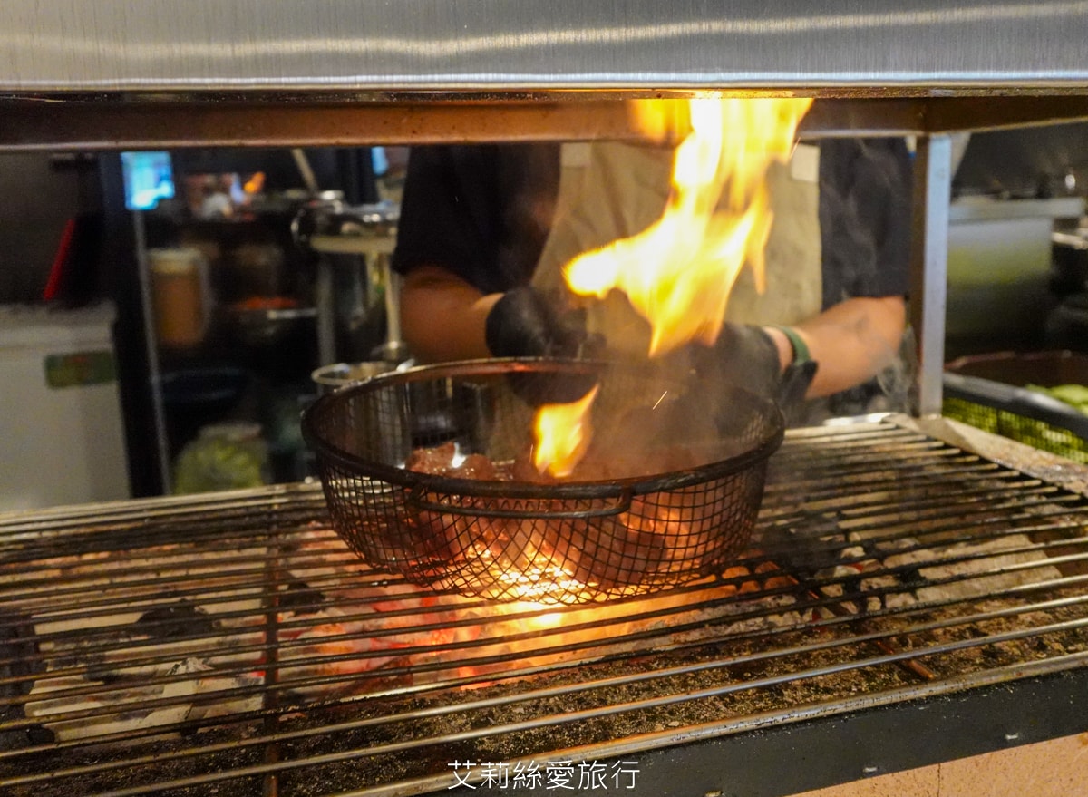 桃園美食 排隊必吃 牛山牛肉麵 燒肉飯 每日只賣5小時 湯頭熬煮10小時以上 頂級夢美人米 日本ANA頭等艙的指定米 炭火燒烤菲力牛 真的太美味！