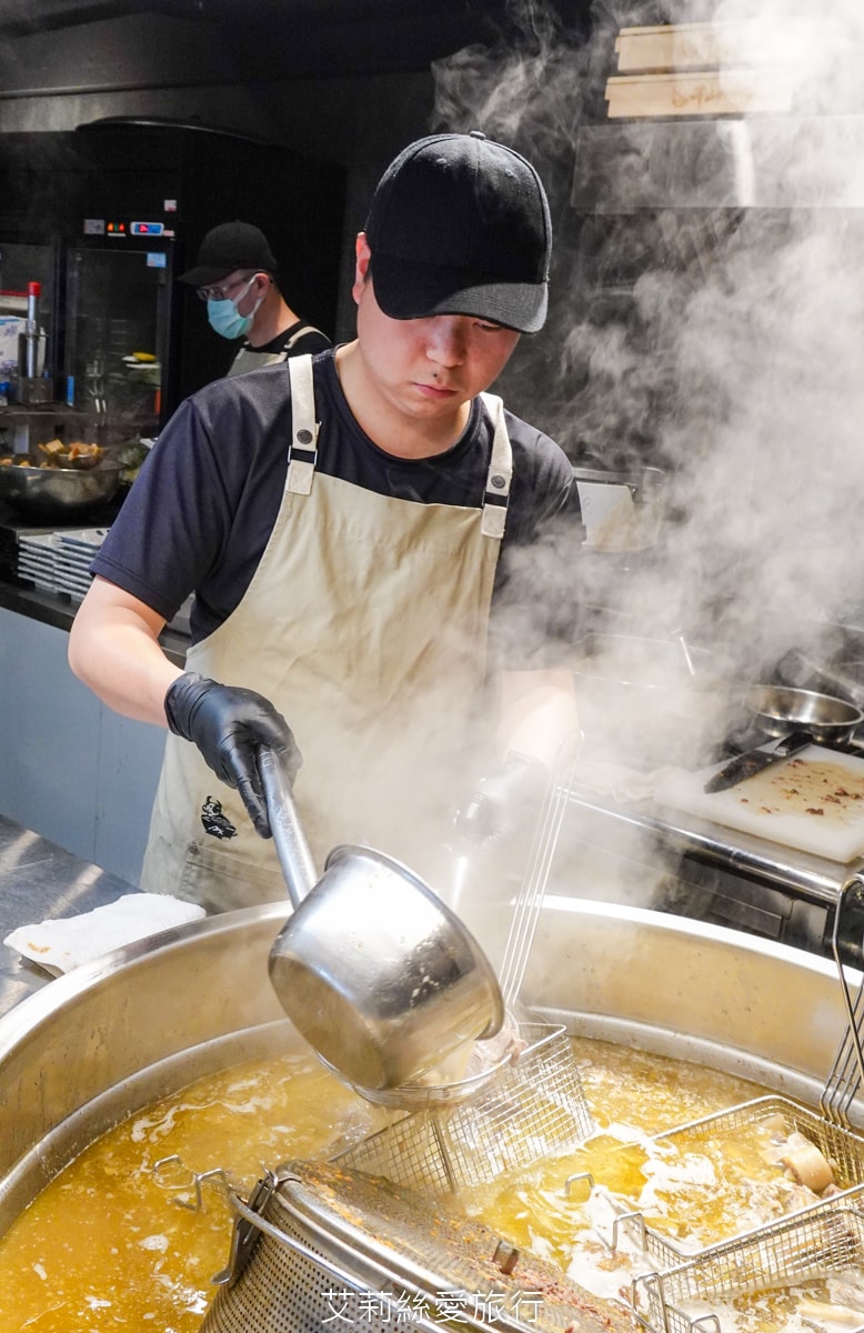 桃園美食 排隊必吃 牛山牛肉麵 燒肉飯 每日只賣5小時 湯頭熬煮10小時以上 頂級夢美人米 日本ANA頭等艙的指定米 炭火燒烤菲力牛 真的太美味！