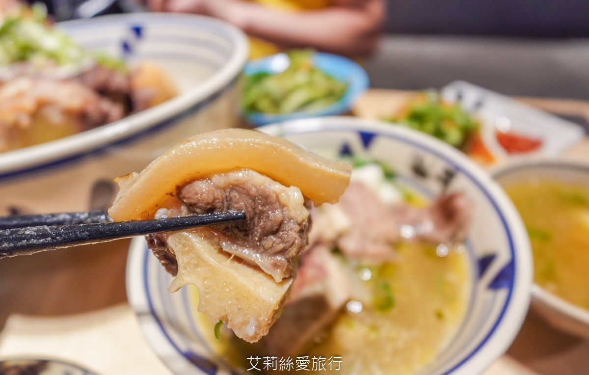 桃園美食 排隊必吃 牛山牛肉麵 燒肉飯 每日只賣5小時 湯頭熬煮10小時以上 頂級夢美人米 日本ANA頭等艙的指定米 炭火燒烤菲力牛 真的太美味！