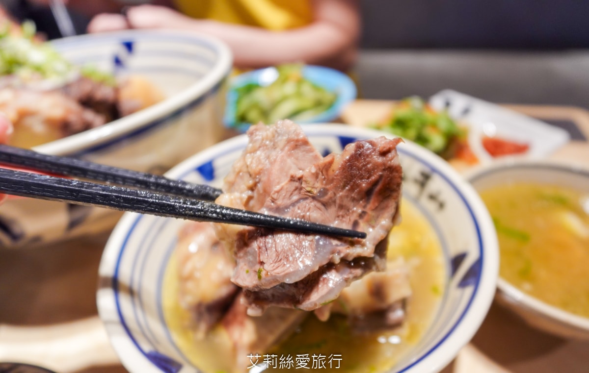 桃園美食 排隊必吃 牛山牛肉麵 燒肉飯 每日只賣5小時 湯頭熬煮10小時以上 頂級夢美人米 日本ANA頭等艙的指定米 炭火燒烤菲力牛 真的太美味！
