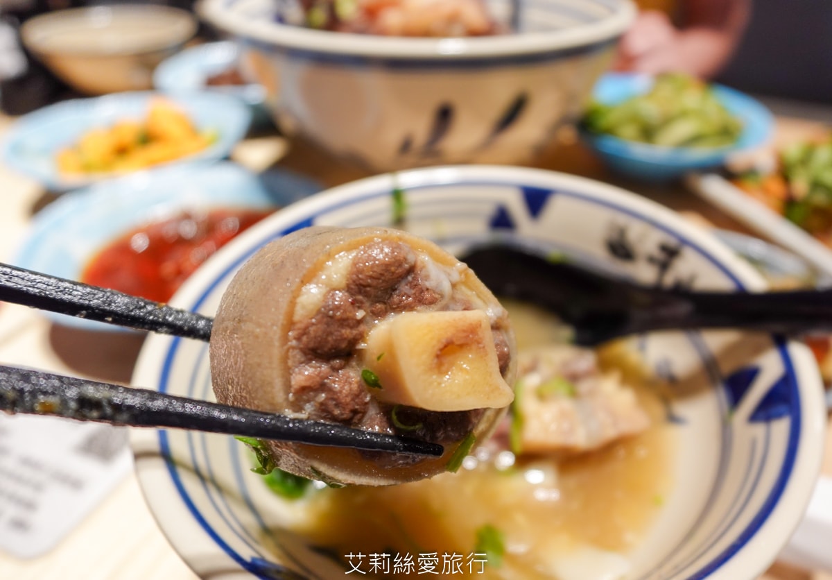 桃園美食 排隊必吃 牛山牛肉麵 燒肉飯 每日只賣5小時 湯頭熬煮10小時以上 頂級夢美人米 日本ANA頭等艙的指定米 炭火燒烤菲力牛 真的太美味！