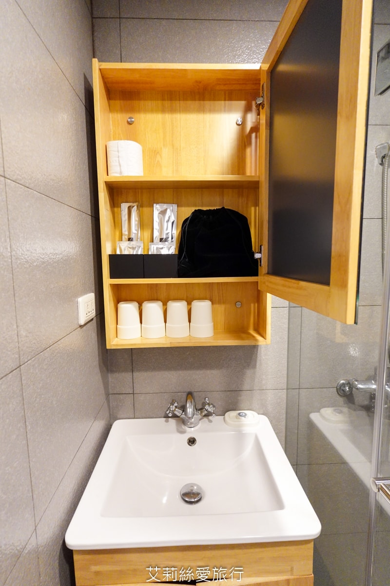 台北車站住宿推薦 約克設計旅店 台北市中心地中海景觀住宿 絕佳地點五鐵共構 距離車站只要5分鐘
