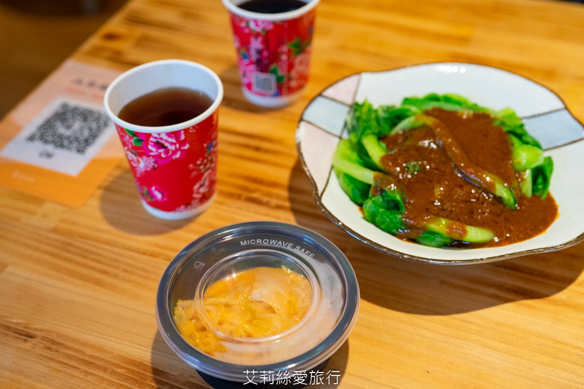 桃園中壢美食 中原夜市必吃 集英會牛肉麵館 排隊也要吃 滿滿牛腱肉佔滿麵 內用自助吧 真的太大方！還有冷凍包哦！