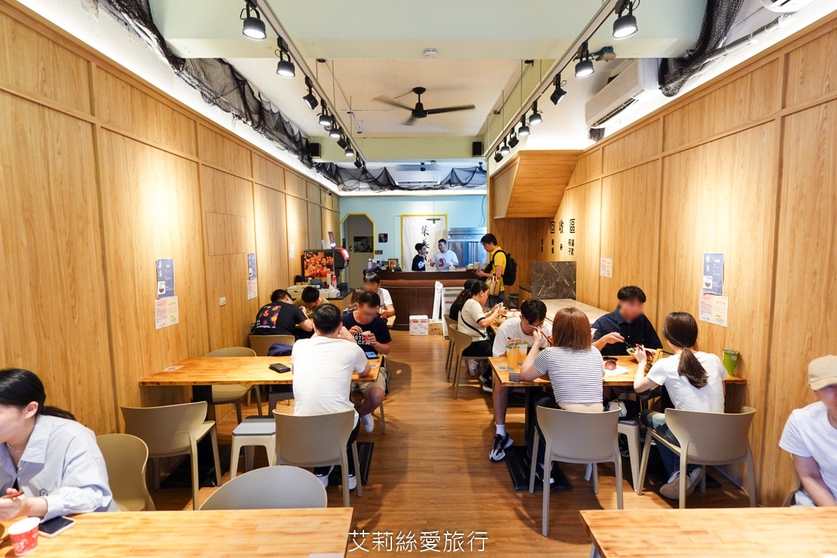 桃園中壢美食 中原夜市必吃 集英會牛肉麵館 排隊也要吃 滿滿牛腱肉佔滿麵 內用自助吧 真的太大方！還有冷凍包哦！