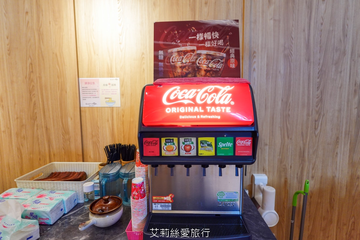 桃園中壢美食 中原夜市必吃 集英會牛肉麵館 排隊也要吃 滿滿牛腱肉佔滿麵 內用自助吧 真的太大方！還有冷凍包哦！