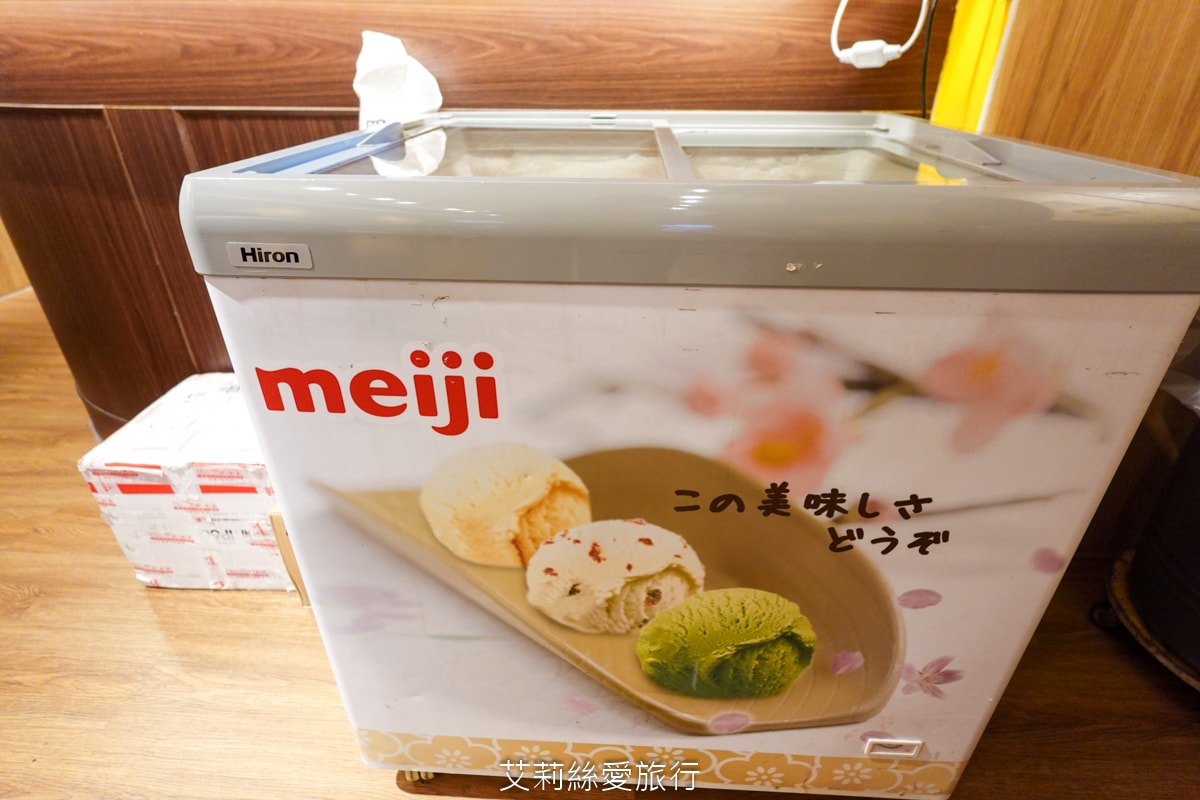 桃園中壢美食 中原夜市必吃 集英會牛肉麵館 排隊也要吃 滿滿牛腱肉佔滿麵 內用自助吧 真的太大方！還有冷凍包哦！