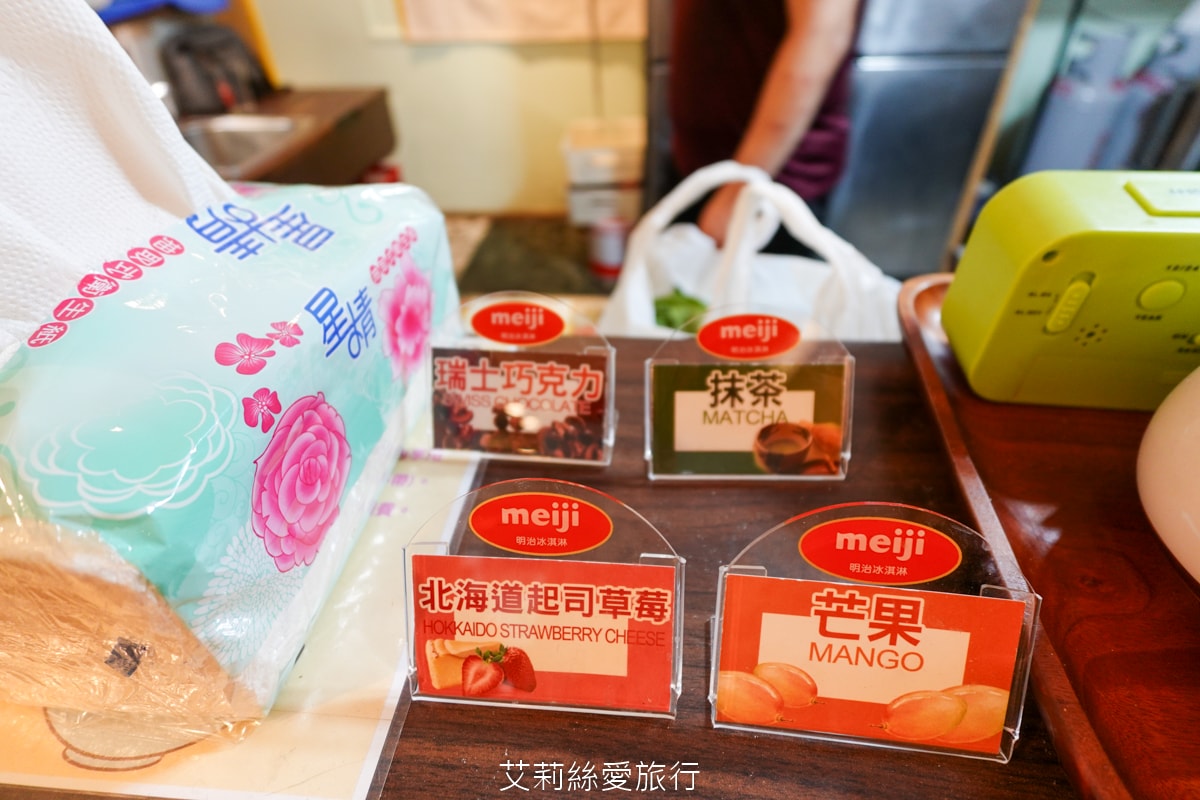 桃園中壢美食 中原夜市必吃 集英會牛肉麵館 排隊也要吃 滿滿牛腱肉佔滿麵 內用自助吧 真的太大方！還有冷凍包哦！