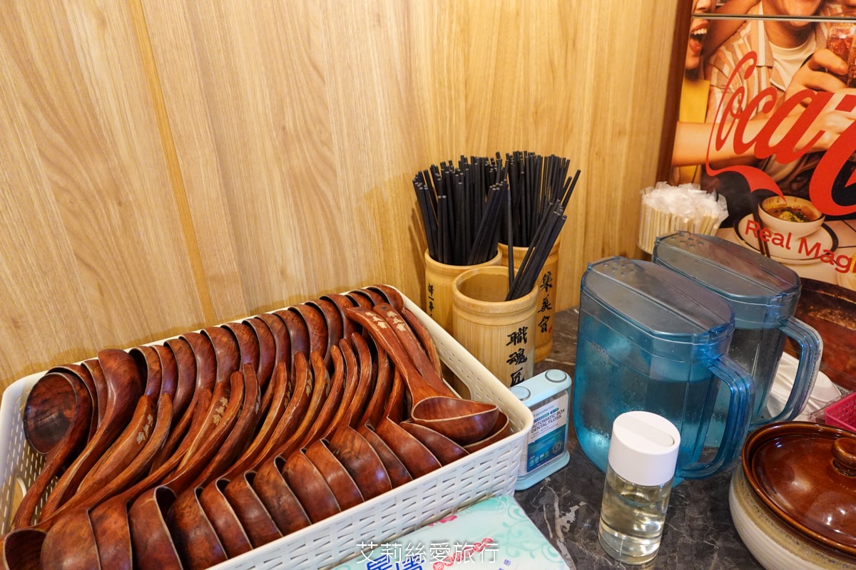 桃園中壢美食 中原夜市必吃 集英會牛肉麵館 排隊也要吃 滿滿牛腱肉佔滿麵 內用自助吧 真的太大方！還有冷凍包哦！