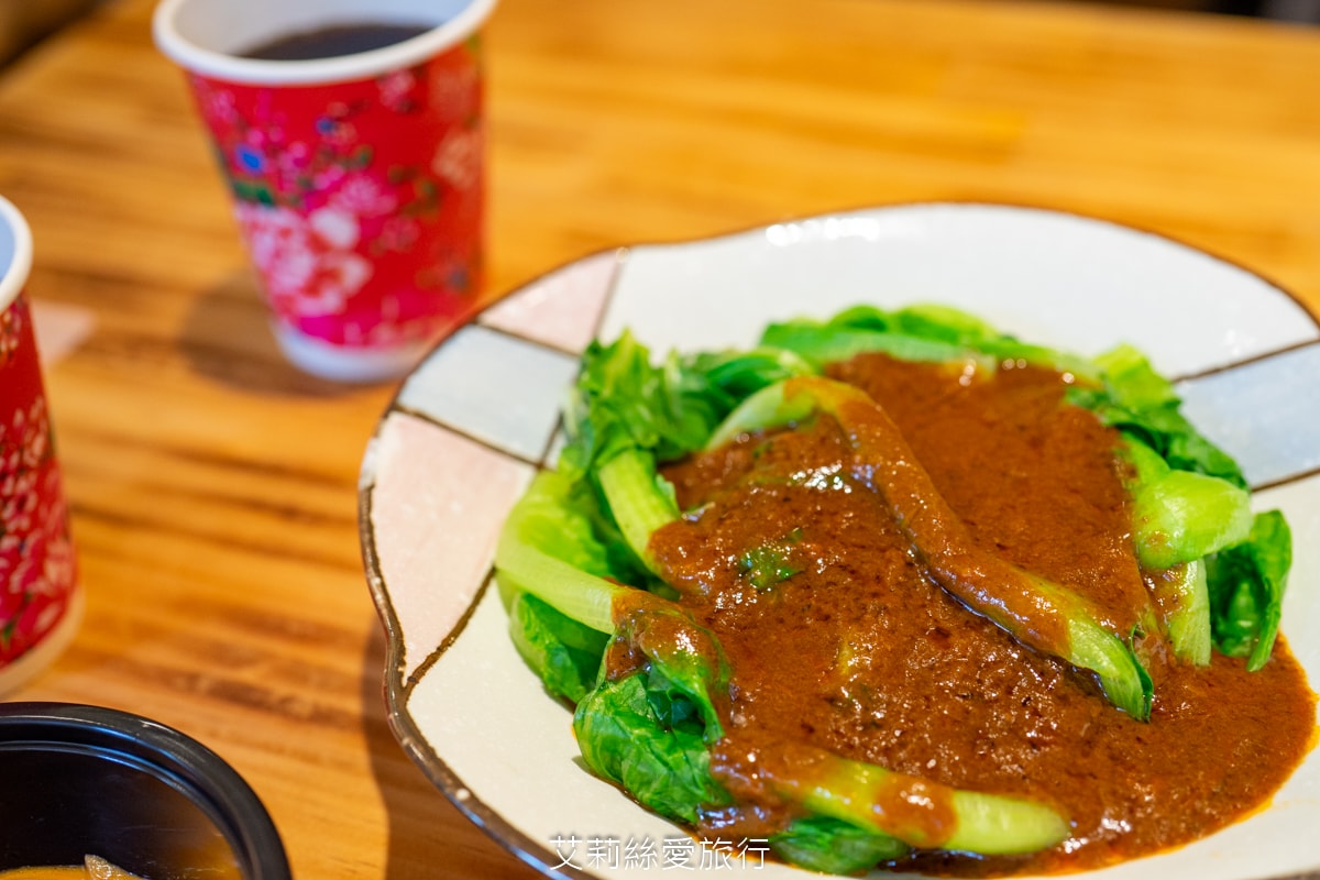 桃園中壢美食 中原夜市必吃 集英會牛肉麵館 排隊也要吃 滿滿牛腱肉佔滿麵 內用自助吧 真的太大方！還有冷凍包哦！