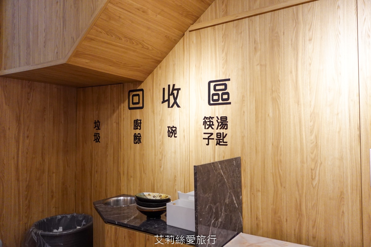 桃園中壢美食 中原夜市必吃 集英會牛肉麵館 排隊也要吃 滿滿牛腱肉佔滿麵 內用自助吧 真的太大方！還有冷凍包哦！