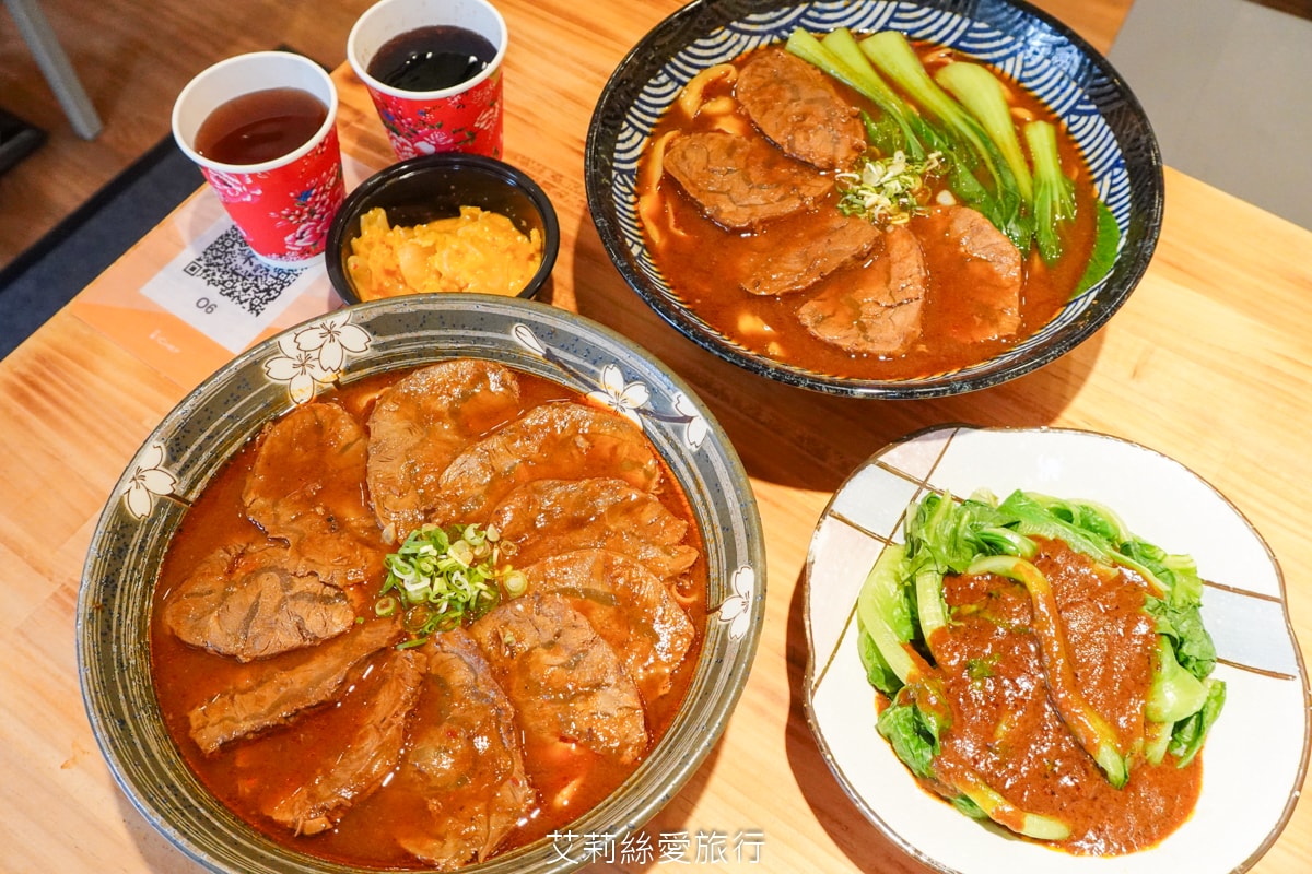 桃園中壢美食 中原夜市必吃 集英會牛肉麵館 排隊也要吃 滿滿牛腱肉佔滿麵 內用自助吧 真的太大方！還有冷凍包哦！