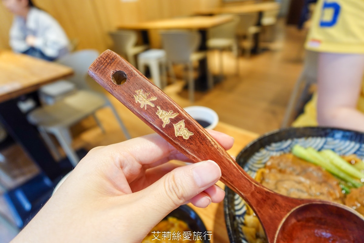 桃園中壢美食 中原夜市必吃 集英會牛肉麵館 排隊也要吃 滿滿牛腱肉佔滿麵 內用自助吧 真的太大方！還有冷凍包哦！