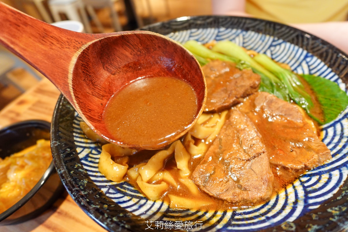 桃園中壢美食 中原夜市必吃 集英會牛肉麵館 排隊也要吃 滿滿牛腱肉佔滿麵 內用自助吧 真的太大方！還有冷凍包哦！