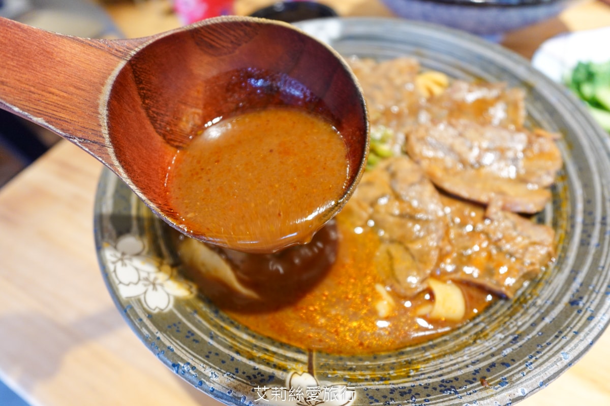 桃園中壢美食 中原夜市必吃 集英會牛肉麵館 排隊也要吃 滿滿牛腱肉佔滿麵 內用自助吧 真的太大方！還有冷凍包哦！