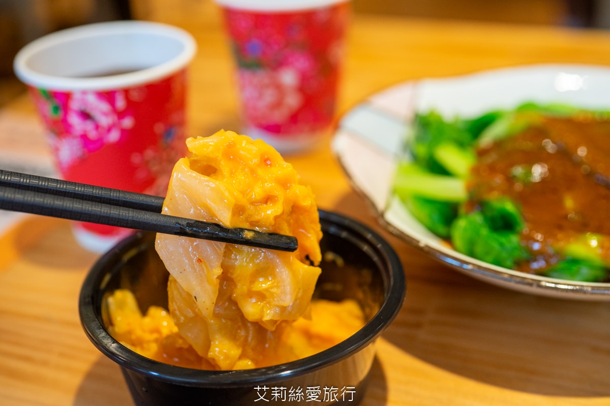 桃園中壢美食 中原夜市必吃 集英會牛肉麵館 排隊也要吃 滿滿牛腱肉佔滿麵 內用自助吧 真的太大方！還有冷凍包哦！