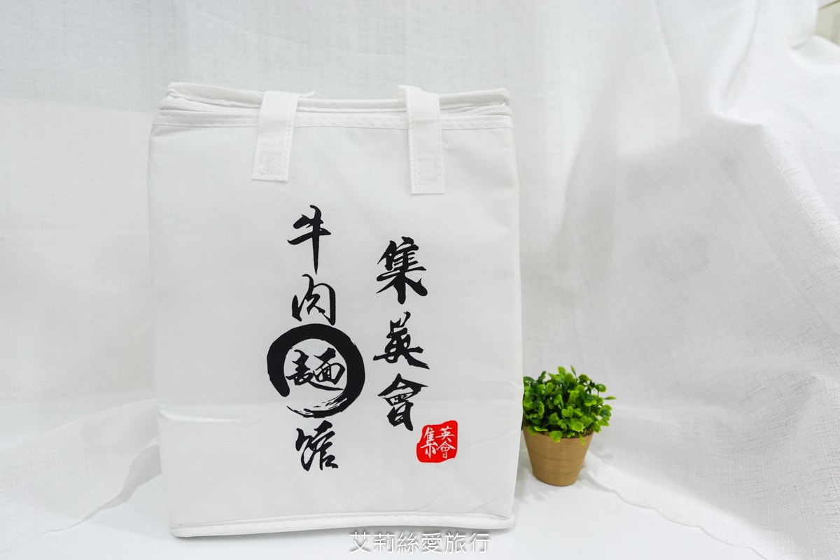 桃園中壢美食 中原夜市必吃 集英會牛肉麵館 排隊也要吃 滿滿牛腱肉佔滿麵 內用自助吧 真的太大方！還有冷凍包哦！