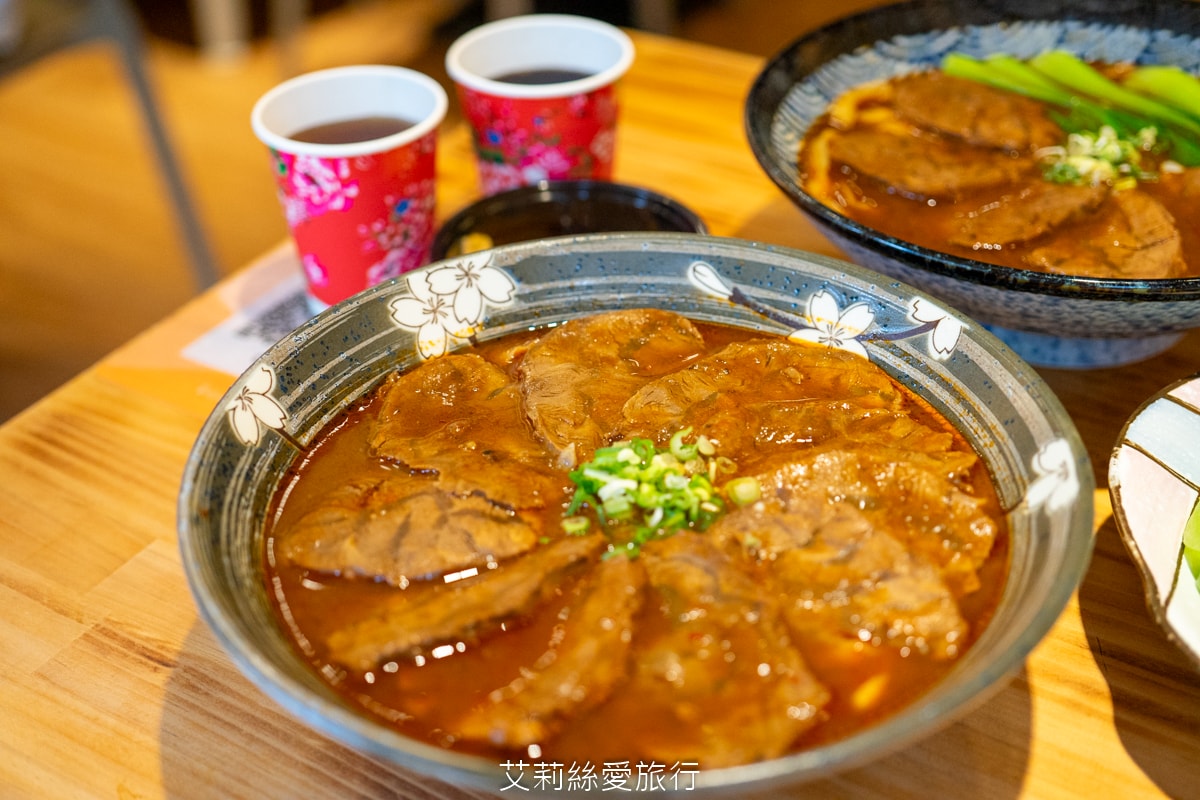 桃園中壢美食 中原夜市必吃 集英會牛肉麵館 排隊也要吃 滿滿牛腱肉佔滿麵 內用自助吧 真的太大方！還有冷凍包哦！