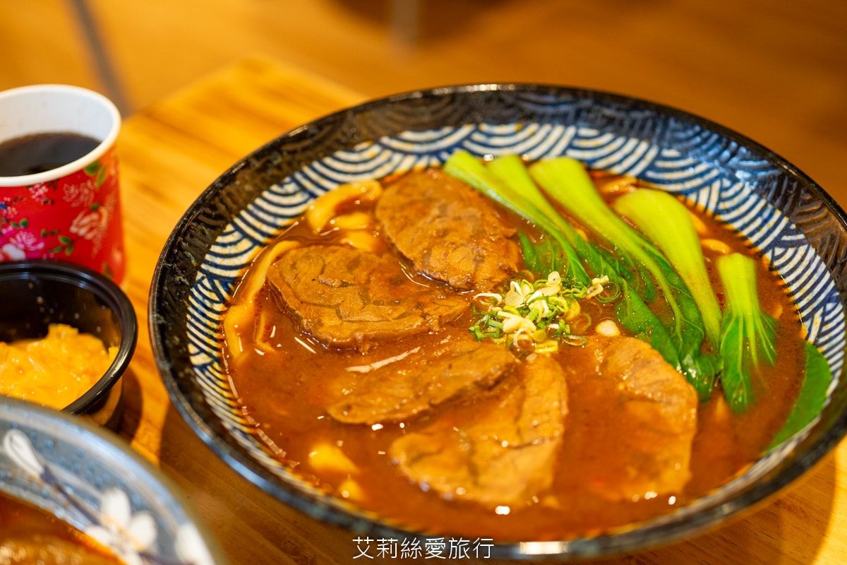 桃園中壢美食 中原夜市必吃 集英會牛肉麵館 排隊也要吃 滿滿牛腱肉佔滿麵 內用自助吧 真的太大方！還有冷凍包哦！
