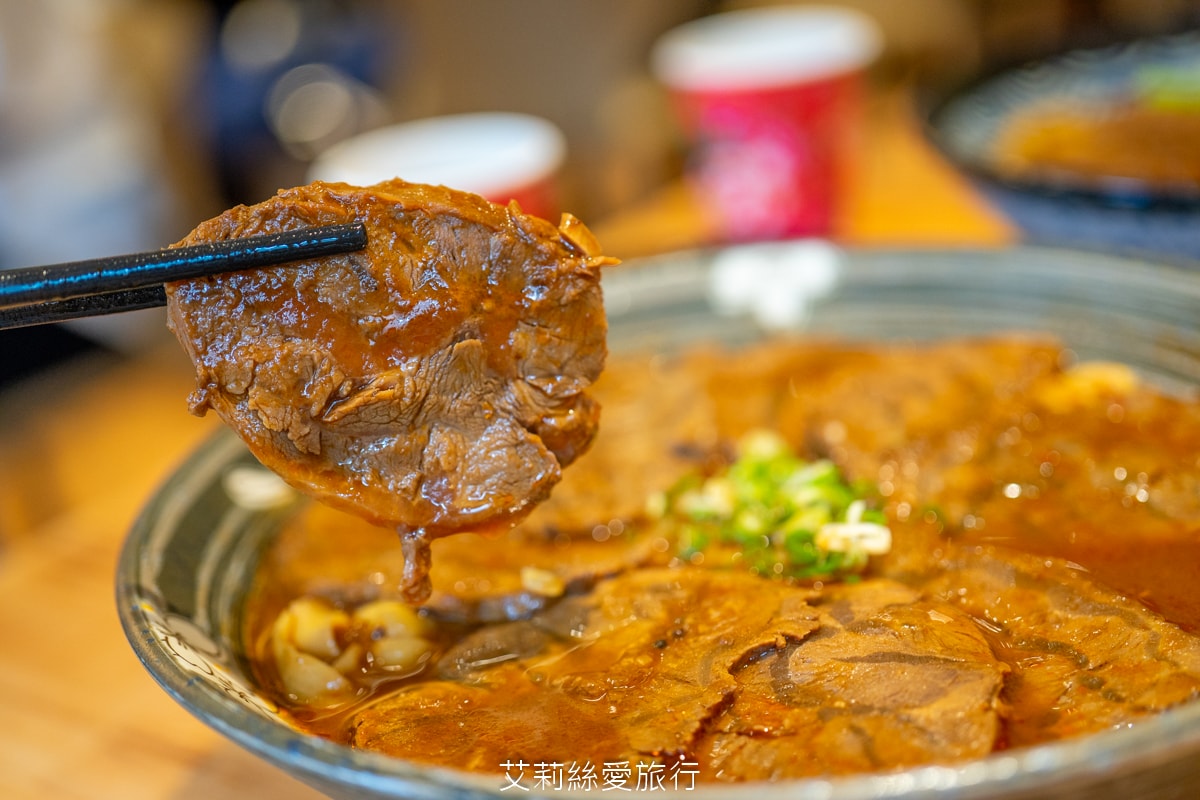 桃園中壢美食 中原夜市必吃 集英會牛肉麵館 排隊也要吃 滿滿牛腱肉佔滿麵 內用自助吧 真的太大方！還有冷凍包哦！