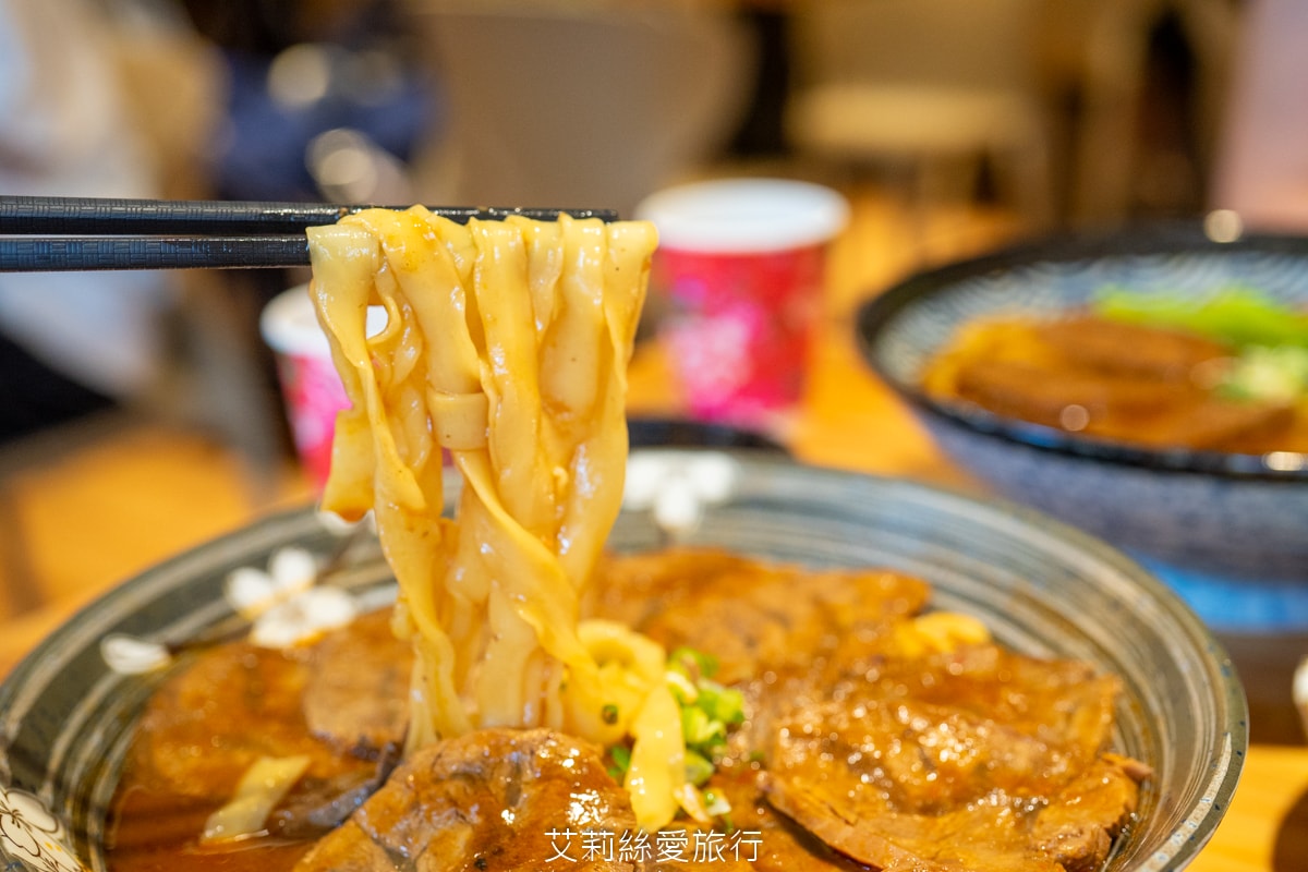 桃園中壢美食 中原夜市必吃 集英會牛肉麵館 排隊也要吃 滿滿牛腱肉佔滿麵 內用自助吧 真的太大方！還有冷凍包哦！