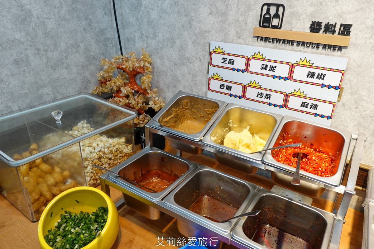 蘆洲美食 逸小鍋蘆洲店 主餐只要160元起 自助吧吃到飽 指定肉品買一送一 20種湯頭可選 涼麵、麵、飯、飲料、冰品吃到飽
