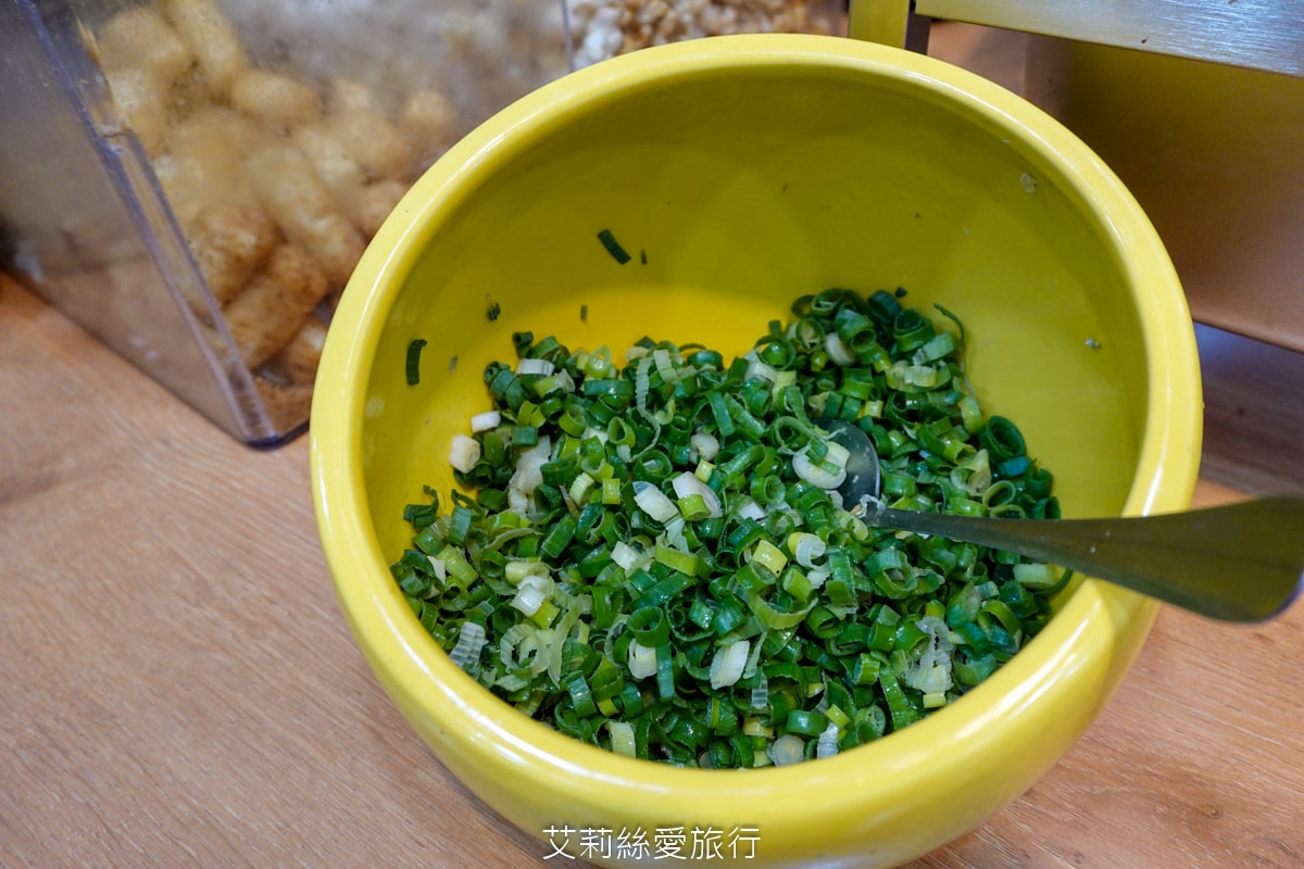 蘆洲美食 逸小鍋蘆洲店 主餐只要160元起 自助吧吃到飽 指定肉品買一送一 20種湯頭可選 涼麵、麵、飯、飲料、冰品吃到飽