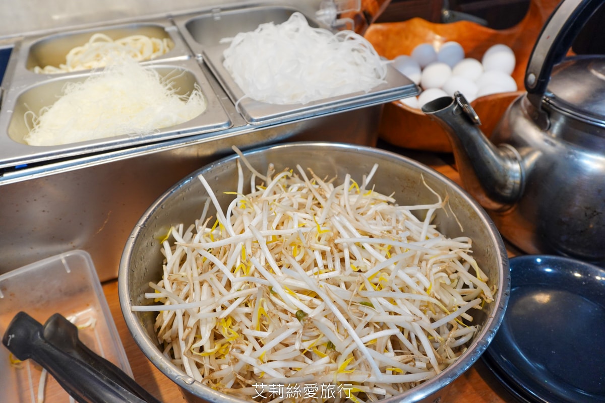 蘆洲美食 逸小鍋蘆洲店 主餐只要160元起 自助吧吃到飽 指定肉品買一送一 20種湯頭可選 涼麵、麵、飯、飲料、冰品吃到飽