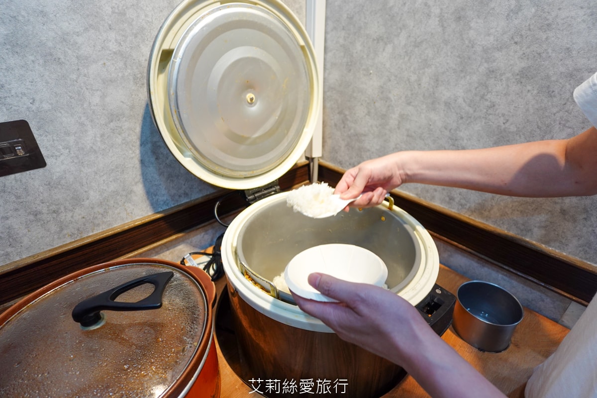 蘆洲美食 逸小鍋蘆洲店 主餐只要160元起 自助吧吃到飽 指定肉品買一送一 20種湯頭可選 涼麵、麵、飯、飲料、冰品吃到飽