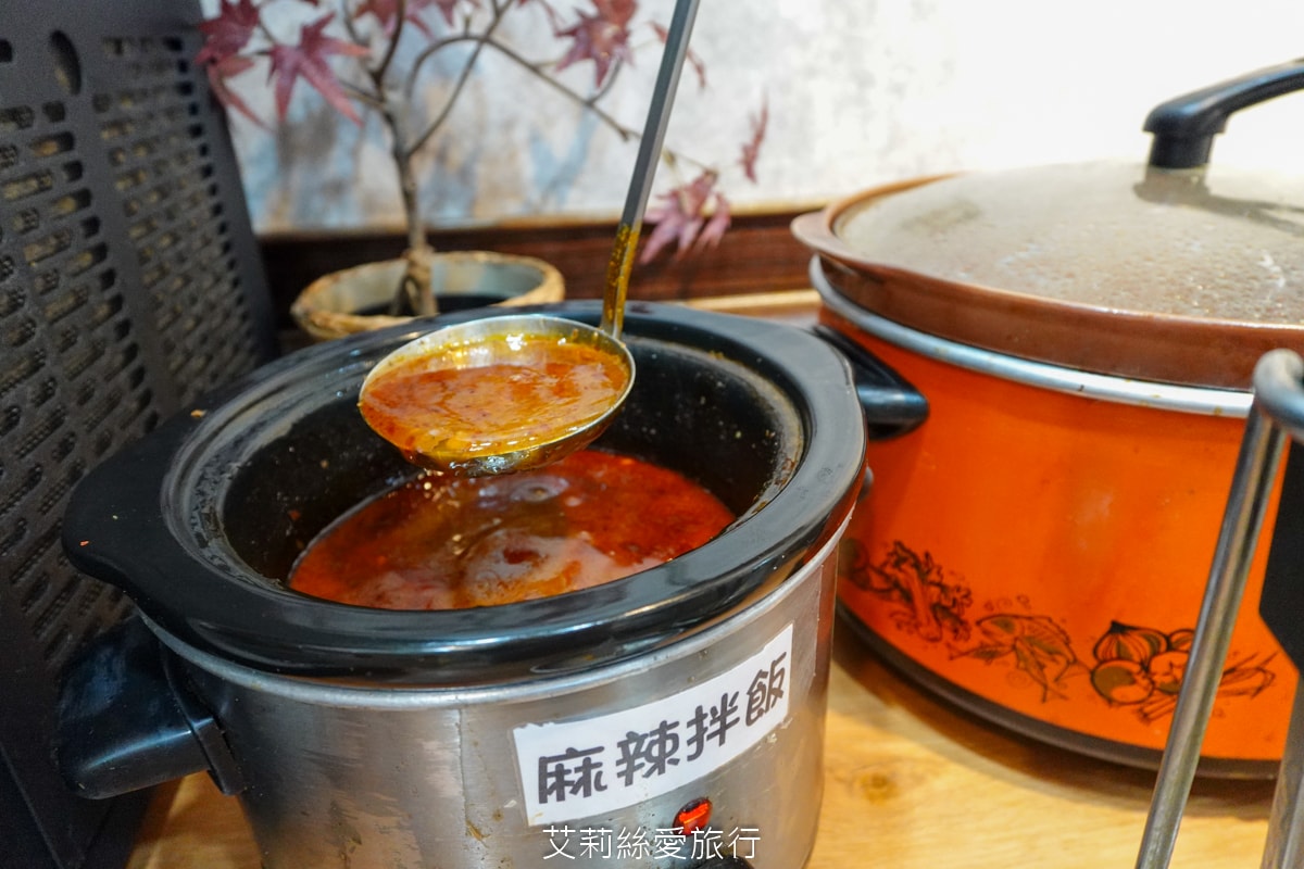 蘆洲美食 逸小鍋蘆洲店 主餐只要160元起 自助吧吃到飽 指定肉品買一送一 20種湯頭可選 涼麵、麵、飯、飲料、冰品吃到飽
