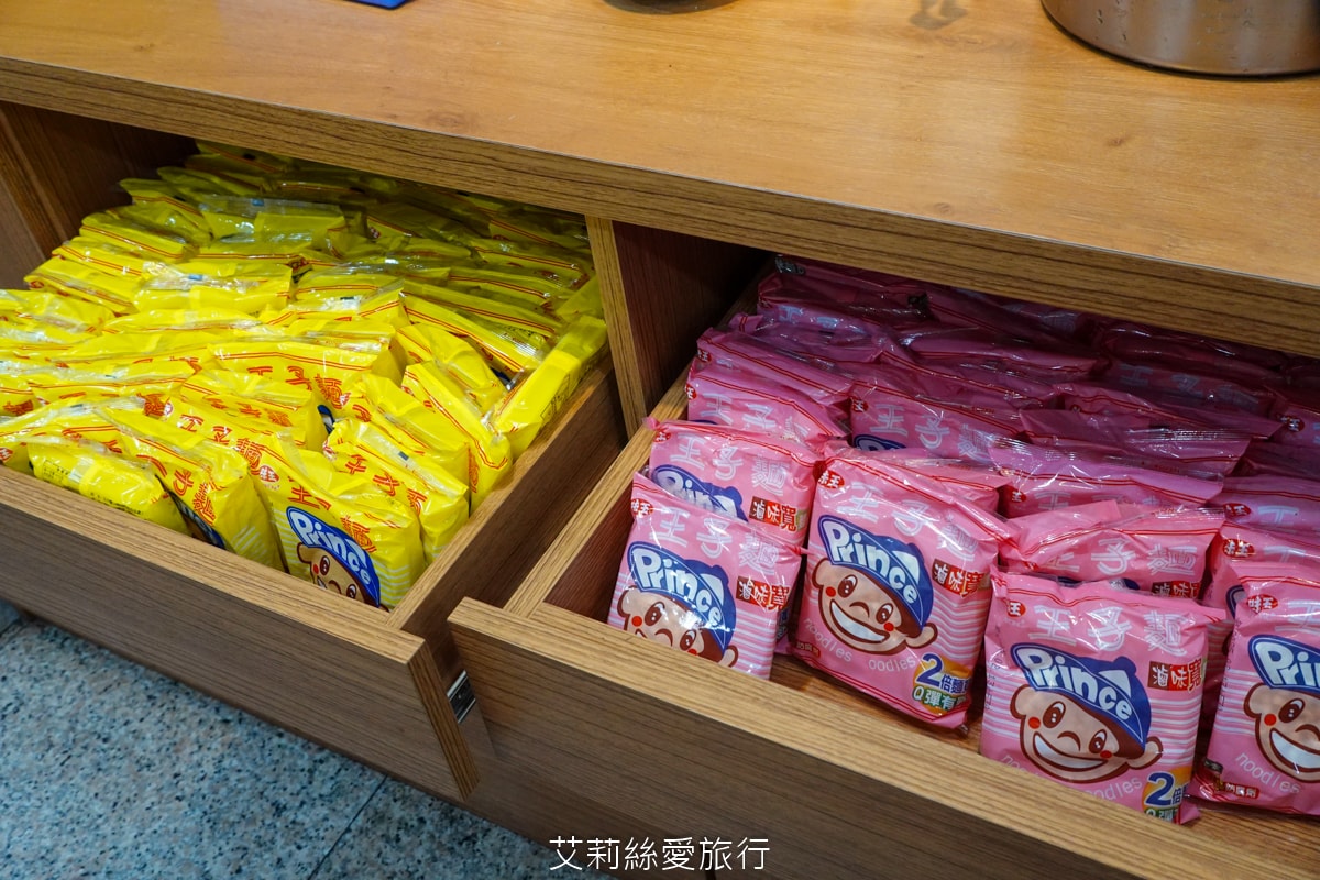 蘆洲美食 逸小鍋蘆洲店 主餐只要160元起 自助吧吃到飽 指定肉品買一送一 20種湯頭可選 涼麵、麵、飯、飲料、冰品吃到飽