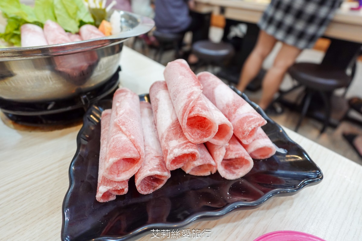 蘆洲美食 逸小鍋蘆洲店 主餐只要160元起 自助吧吃到飽 指定肉品買一送一 20種湯頭可選 涼麵、麵、飯、飲料、冰品吃到飽