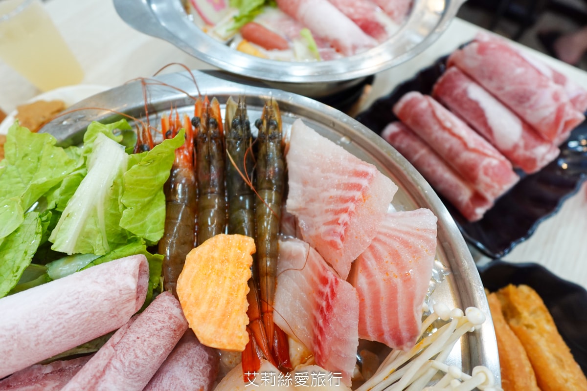 蘆洲美食 逸小鍋蘆洲店 主餐只要160元起 自助吧吃到飽 指定肉品買一送一 20種湯頭可選 涼麵、麵、飯、飲料、冰品吃到飽