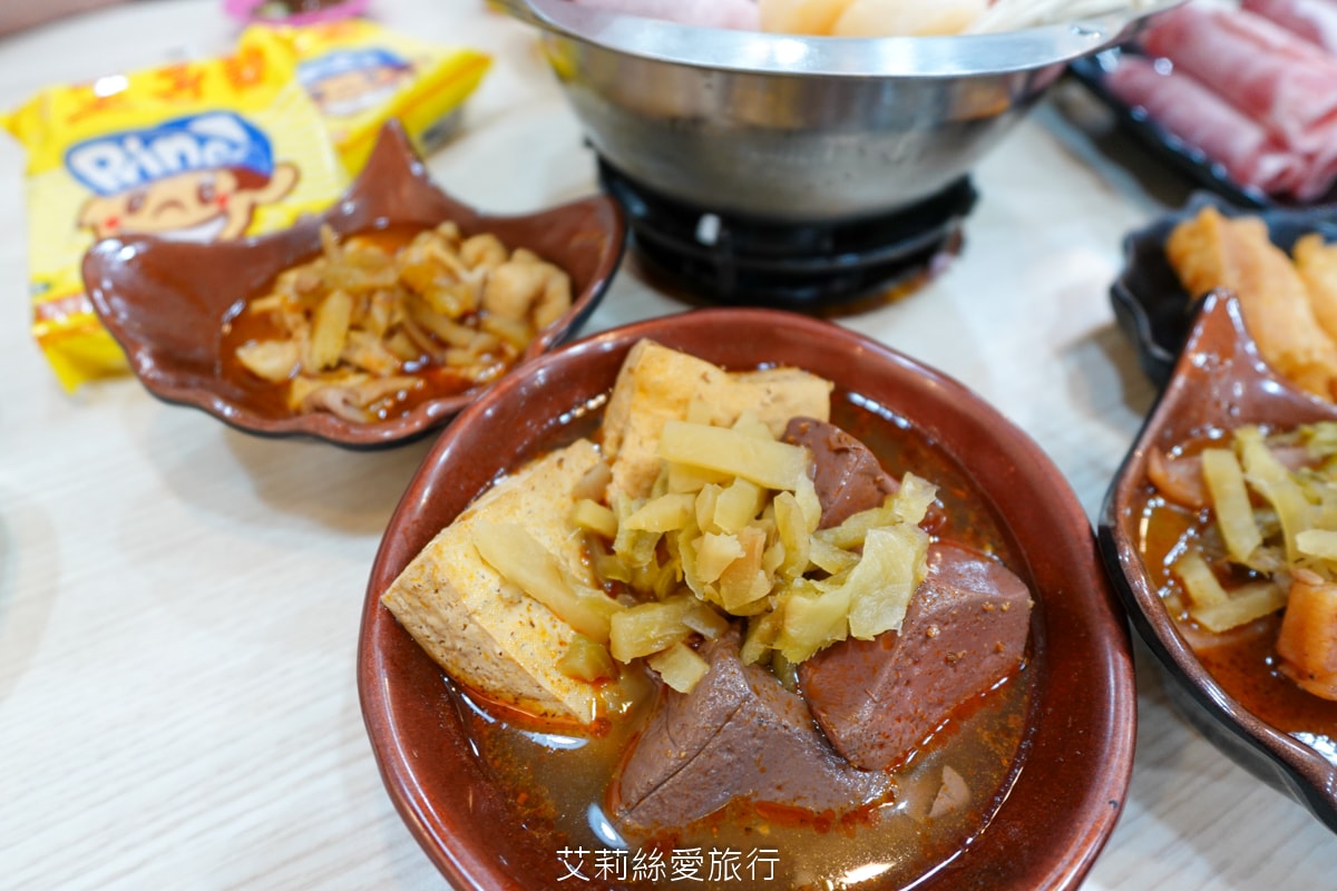 蘆洲美食 逸小鍋蘆洲店 主餐只要160元起 自助吧吃到飽 指定肉品買一送一 20種湯頭可選 涼麵、麵、飯、飲料、冰品吃到飽