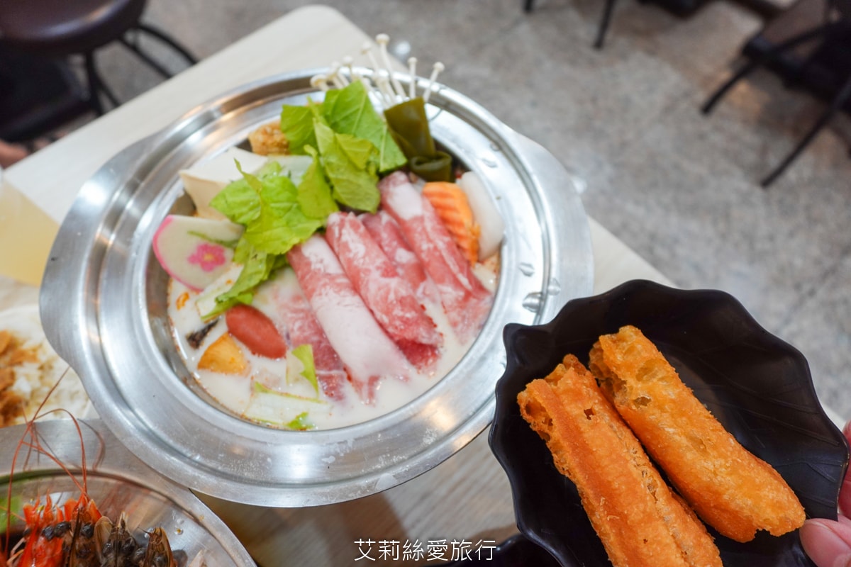 蘆洲美食 逸小鍋蘆洲店 主餐只要160元起 自助吧吃到飽 指定肉品買一送一 20種湯頭可選 涼麵、麵、飯、飲料、冰品吃到飽