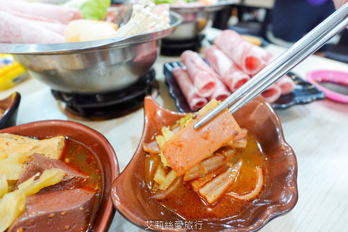 蘆洲美食 逸小鍋蘆洲店 主餐只要160元起 自助吧吃到飽 指定肉品買一送一 20種湯頭可選 涼麵、麵、飯、飲料、冰品吃到飽